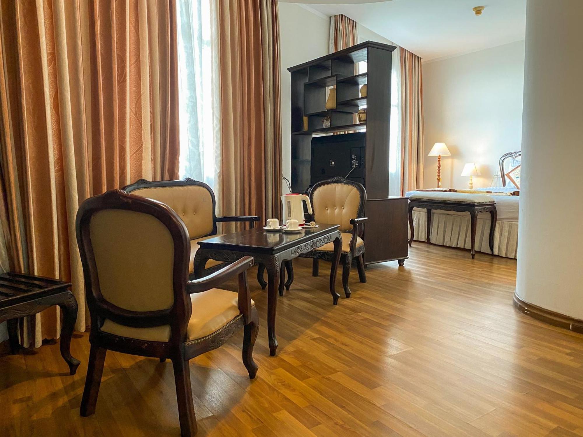 Hoa Binh 1 Hotel Long Xuyen Exterior photo